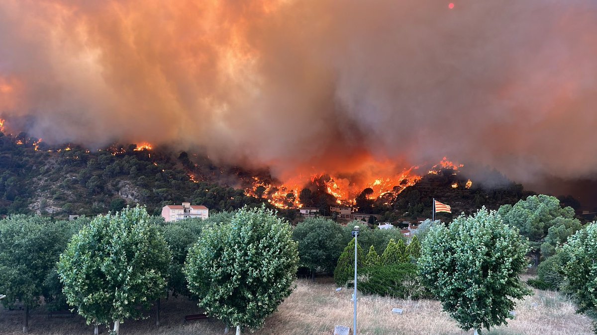 LauraBorras's tweet photo. És angoixant anar rebent imatges de tot el país que se’ns crema💔. Ara fa una estona, de la Pobla de Claramunt, arriben imatges que fan feredat i el fum és ben visible des de Castellolí. 
Gràcies infinites a tothom que treballa per aturar el foc 🙏🏽. https://t.co/0UESvDg8GS