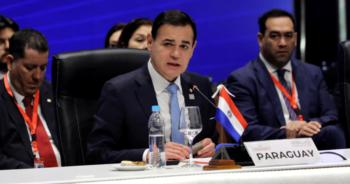 EPInoticias's tweet photo. 🏛️ #Política #Mercosur Paraguay busca dar vuelta el acuerdo con Europa

1.000 toneladas. La cuota histórica que Paraguay quiere mover.

📊 El canciller Rubén Ramírez Lezcano anunció que en octubre de 2026 se realizará la primera revisión de cuotas del acuerdo Mercosur–Unión Europea, según informó ABC Color. Los volúmenes asignados "no reflejan adecuadamente" las capacidades productivas del país.

💸 La revisión alcanzaría a tres de los nueve productos con contingentes: carne fría, carne congelada y arroz. El contingente actual de carne rondaría las 6.000 toneladas anuales, mientras que la cuota histórica de Paraguay bajo el GATT era de 1.000 toneladas.

🧵 Abro hilo