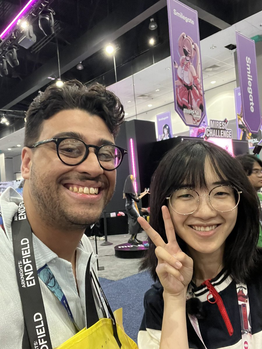 BalancedNew's tweet photo. @childishgamzeno @itsSamSlade @SuzieYeung @MaiRubeee @MinaAoyama @xiii_cross @KOL3US final day and hella sad. finally met @CyYuVtuber and discussed alien stage. one last stroll around the con and ended with seeing @AliceHimora and @agekk_. hella tired afterwards BUT an experience i’ll never forget. also, got an autograph from my biggest fan @hi64560780 https://t.co/x8Bl9t96og