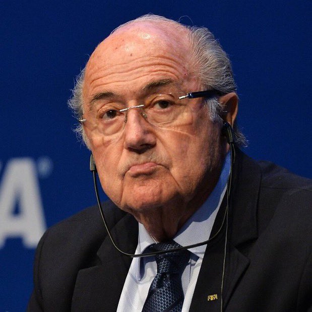 AlertaNews24's tweet photo. 🇺🇸 | MUNDIAL 2026: Sepp Blatter se pronunció en contra de la decisión de la tarjeta roja de la FIFA para Estados Unidos:

“Las tarjetas rojas no se anulan con llamadas políticas. Se anulan con reglas, pruebas y organismos independientes. Si un Presidente de EE.UU. interviene con el Presidente de la FIFA —y un jugador es repentinamente absuelto antes de un partido eliminatorio de la Copa del Mundo— la pregunta es inevitable: ¿Quo vadis, FIFA? El fútbol nunca debe convertirse en un patio de recreo para el poder político.”