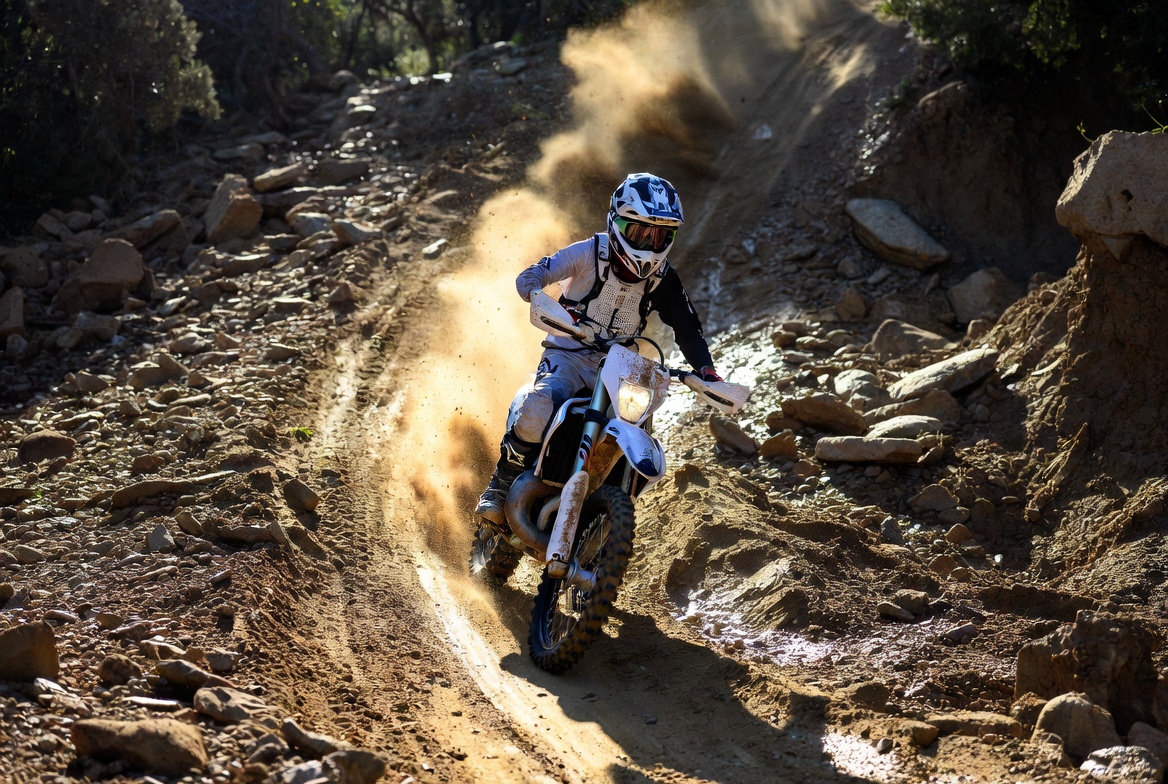 SUPERMOTOS10's tweet photo. 🏍️ Error común en enduro: frenos delanteros fríos en bajadas.

Consejo: Usa ambos frenos con tacto y aprieta el trasero primero.

¿Cuál es tu técnica favorita en descensos? Comenta 👇

#Enduro #TipsMotos #Frenos https://t.co/JG1rOPHE4N