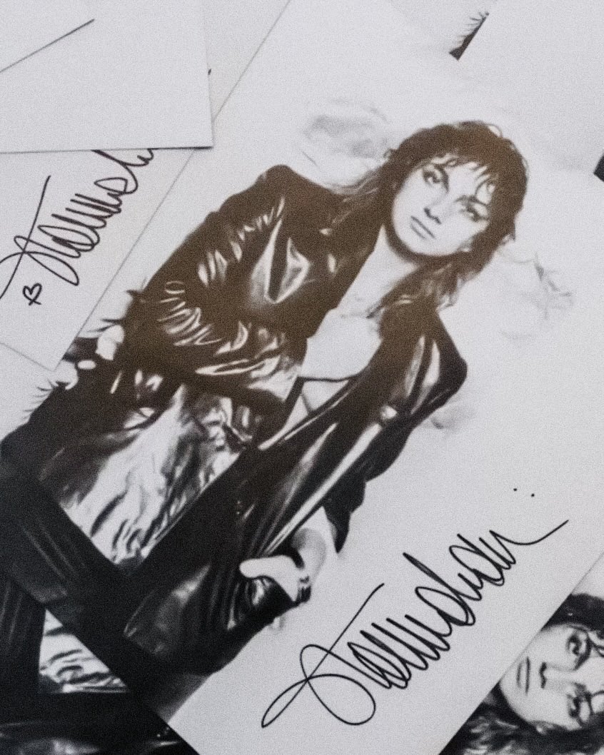 fanclubGN's tweet photo. CALIFORNIA (GIANNAGOLD EDITION) 

Nuova edizione limitata e numerata dell’album su vinile splatter oro e nero e con card autografata.

📀 Ora in pre-order e disponibile dal 10 luglio: https://t.co/HeLd3el7QM

#California #GiannaGold #GiannaNannini https://t.co/If7Y1m8BMo