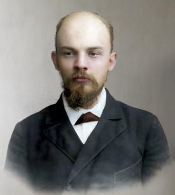 Emre_Kabartas's tweet photo. Lenin'in hayatı bize şunu hatırlatır:

• Ağabeyi idam edildi.

• Hapse atıldı.

• 3 yıl Sibirya sürgününde yaşadı.

• 17 yıl vatanından uzakta sürgünde kaldı.

• Yoksulluk ve polis takibi altında yaşadı.

• Suikasta uğradı, ağır yaralandı.

• Felç geçirmesine rağmen üretmeyi bırakmadı.

Hiçbir zorluk inanmış bir insanı durdurmak zorunda değildir. 

Disiplin, sürekli öğrenme ve sarsılmaz bir amaç duygusu, en ağır şartlarda bile insanı ayakta tutabilir.

Devrimci iyimserliğin temeli budur.