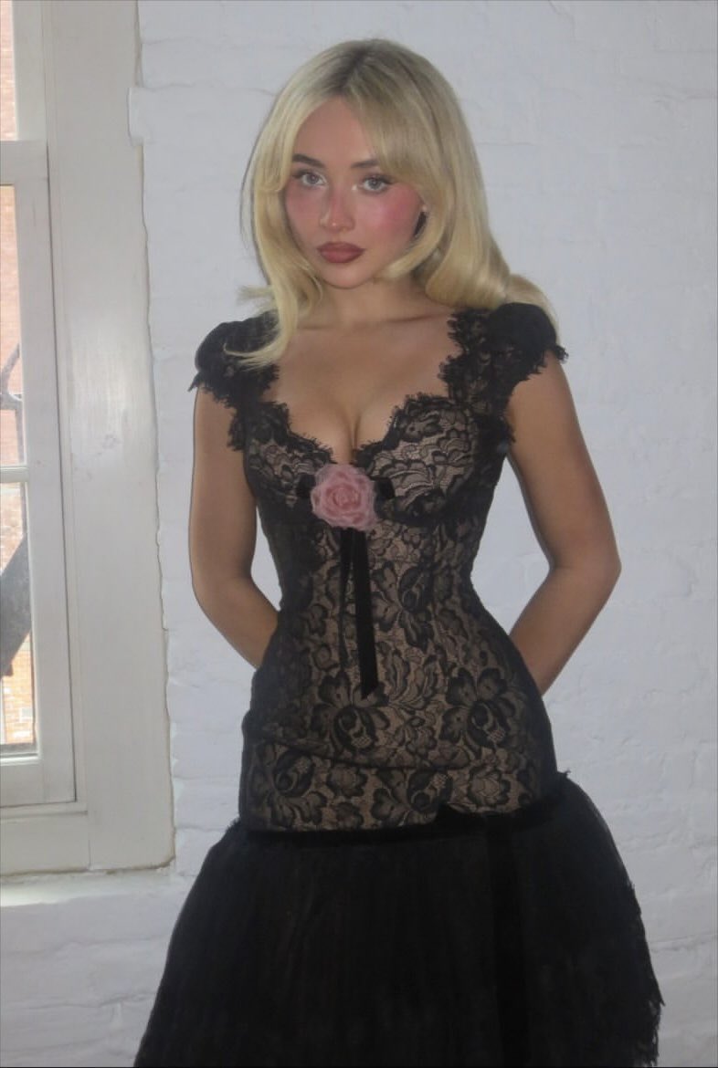 drewgirlevil's tweet photo. black lace is always a classy choice when executed well, but there’s something about sabrina that allows her to carry it with a playful kind of grace. the floral design is very thoughtful for the occasion. matching her flower to her blush is also brilliant. i love this look a lot https://t.co/i6v9waAq5D