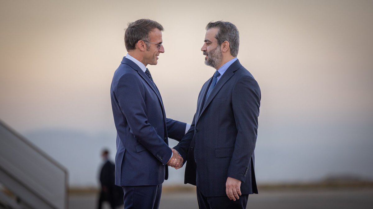 syrianmofaex's tweet photo. استقبل وزير الخارجية والمغتربين السيد أسعد حسن الشيباني في العاصمة دمشق فخامة رئيس الجمهورية الفرنسية السيد إيمانويل ماكرون، لدى وصوله إلى الجمهورية العربية السورية في أول زيارة رسمية يجريها إلى البلاد. https://t.co/kxhTkqKnn0
