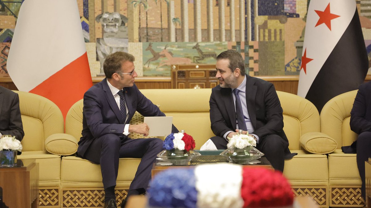 syrianmofaex's tweet photo. استقبل وزير الخارجية والمغتربين السيد أسعد حسن الشيباني في العاصمة دمشق فخامة رئيس الجمهورية الفرنسية السيد إيمانويل ماكرون، لدى وصوله إلى الجمهورية العربية السورية في أول زيارة رسمية يجريها إلى البلاد. https://t.co/kxhTkqKnn0