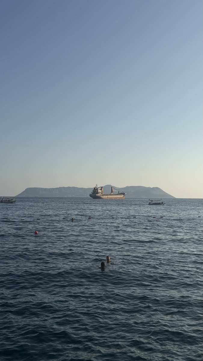 kisiselkitaplik's tweet photo. Kaş açıklarında demirlenen Panama bandıralı bu gemi  Kaş silüetini bozmaktadır. Gemi neden burada demirli halde beklemekte, en kısa sürede açık denize çekilmesi konusundan gereğinin yapılmasını istiyoruz.  #kaşkaymakamlığı #kaşsahilgüvenlik #kaş #kaşbelediyesi https://t.co/NqpemeODcv