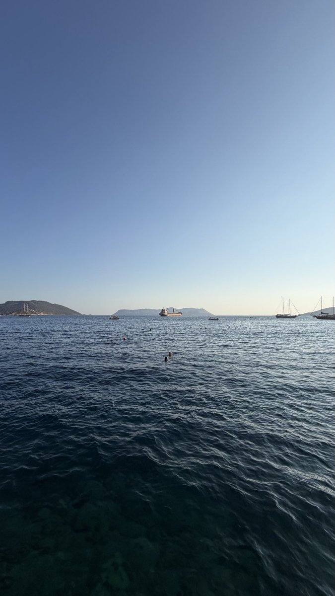 kisiselkitaplik's tweet photo. Kaş açıklarında demirlenen Panama bandıralı bu gemi  Kaş silüetini bozmaktadır. Gemi neden burada demirli halde beklemekte, en kısa sürede açık denize çekilmesi konusundan gereğinin yapılmasını istiyoruz.  #kaşkaymakamlığı #kaşsahilgüvenlik #kaş #kaşbelediyesi https://t.co/NqpemeODcv