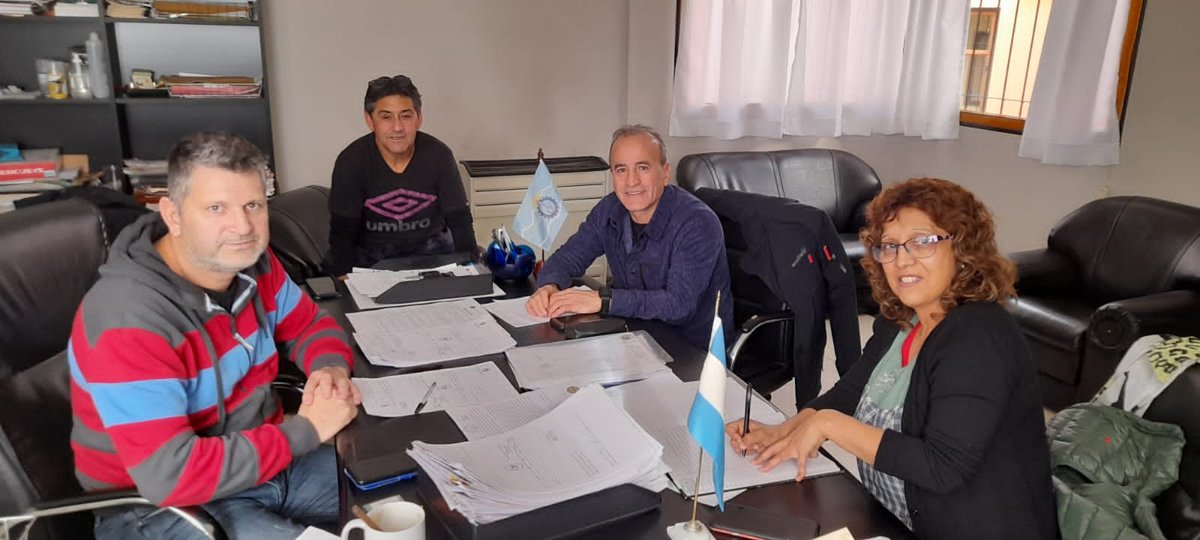 Prensaateesquel's tweet photo. #FélixGonzálezConducción 
ATE Esquel logró incremento salarial para trabajadores municipales de #GobernadorCosta, #Gualjaina, #RíoPico y #JoseDeSanMartín 
@adatasur @ateprensa @chubut_sindical @marceloherbas19 https://t.co/lIVQ9ckGtv