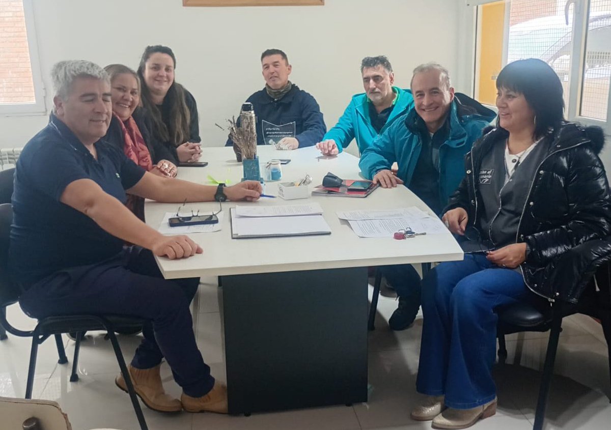 Prensaateesquel's tweet photo. #FélixGonzálezConducción 
ATE Esquel logró incremento salarial para trabajadores municipales de #GobernadorCosta, #Gualjaina, #RíoPico y #JoseDeSanMartín 
@adatasur @ateprensa @chubut_sindical @marceloherbas19 https://t.co/lIVQ9ckGtv