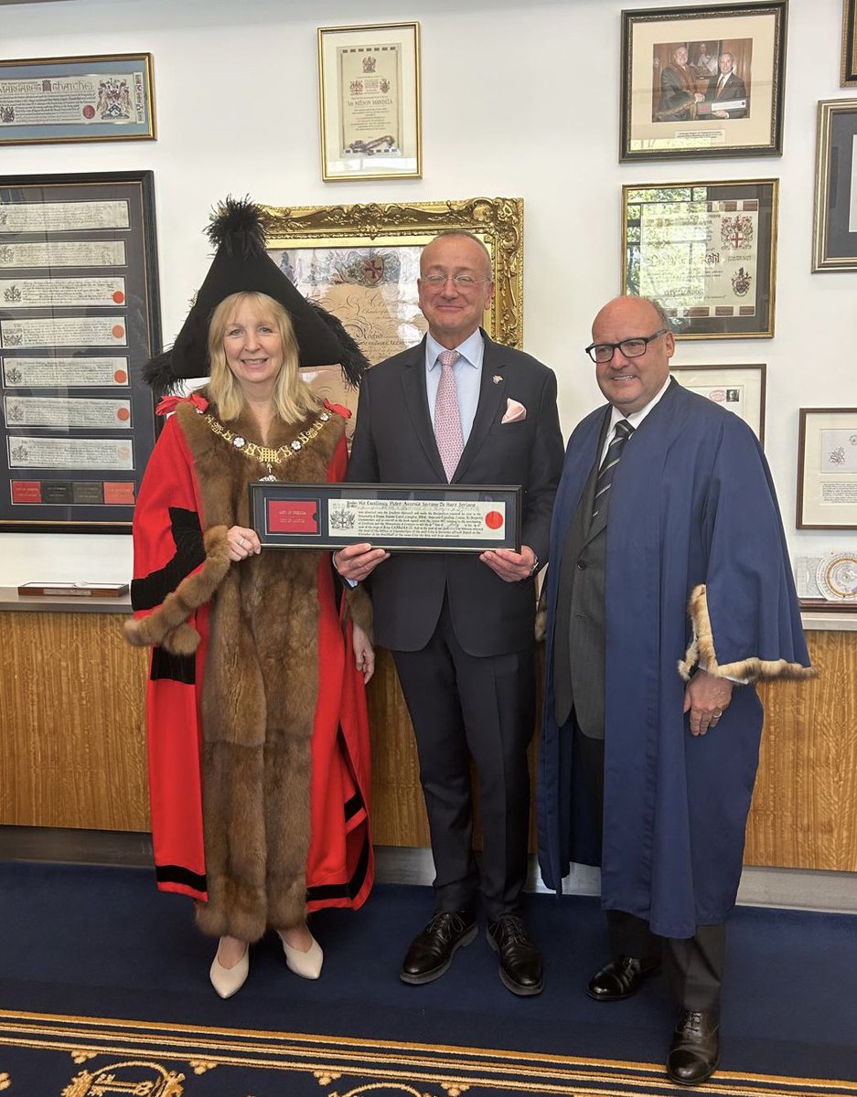 PedroSerranoEU's tweet photo. What an honour to receive the Freedom of the City of London this morning.

Huge thanks to the Lady Mayor, Dame Susan Langley, and the @CityOfLondon Corporation. https://t.co/ssBnpd56dH