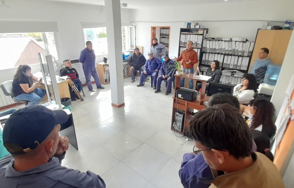 Prensaateesquel's tweet photo. #FélixGonzálezConducción 
ATE Esquel logró incremento salarial para trabajadores municipales de #GobernadorCosta, #Gualjaina, #RíoPico y #JoseDeSanMartín 
@adatasur @ateprensa @chubut_sindical @marceloherbas19 https://t.co/lIVQ9ckGtv