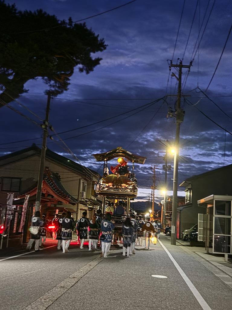 JoshiMurakami's tweet photo. 夜空の中、おしゃぎり屋台が進行する様子は幻想的です
#村上市
#村上大祭
#ユネスコ無形文化資産 https://t.co/oq1Kzg7s7u