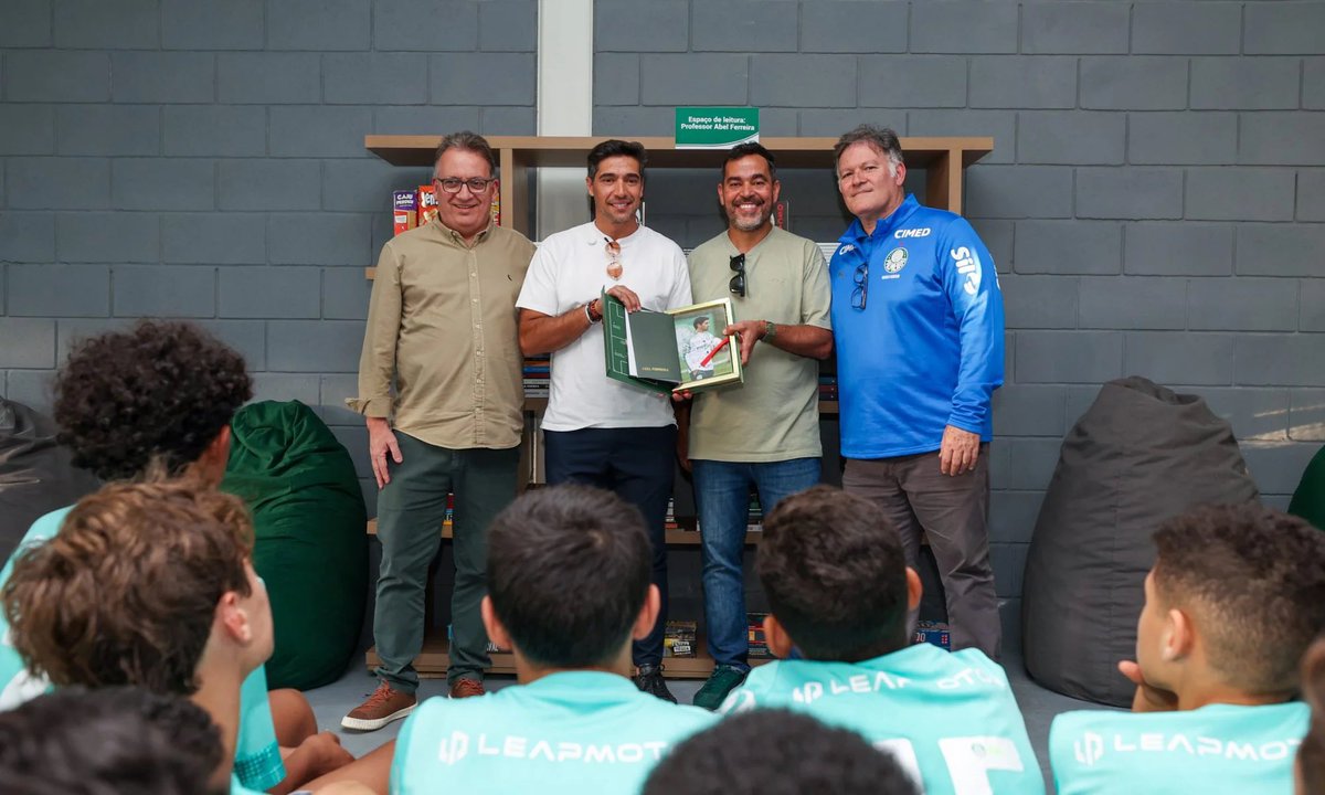 Verdao_infos's tweet photo. JP Sampaio montou o ‘Espaço de Leitura Abel Ferreira’ no CT da base do Palmeiras.

Via @gabrilamorim https://t.co/vWJmoM8Y1a