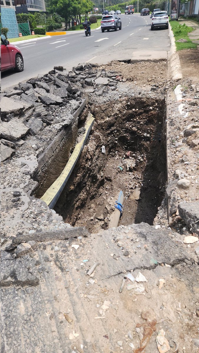 jechartea's tweet photo. @_AOdigital @SACMEX_DENUNCIA Hace más de un mes atendieron una fuga de agua dejando un 'pozo' de 2m de prof y 3m de diámetro ya hubo lesionados, invade un carril de Javier Barros Sierra y toda la banqueta, ahí estará hasta que haya alguna fatalidad de caída o atropellamiento https://t.co/Tsji868mLr