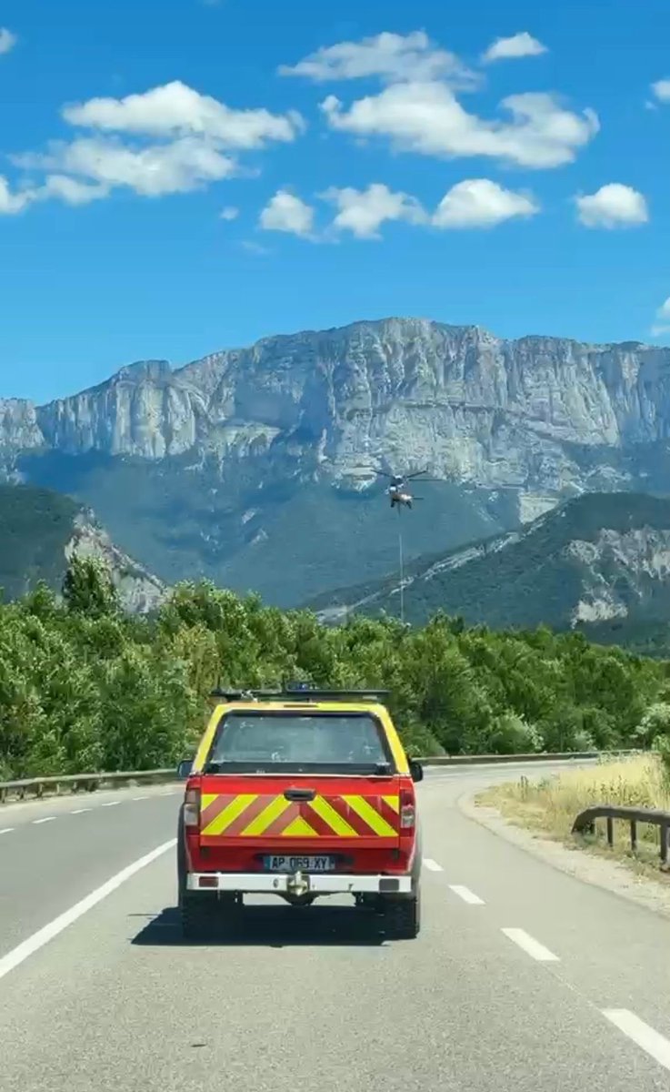 prefetrhone's tweet photo. #FeudeForêt #incendie 

Sous l’autorité du Préfet Étienne GUYOT, l’état-major interministériel de zone engage depuis plusieurs jours des renforts pour lutter contre les incendies dans la zone sud-est et dans le sud.

👨‍🚒Depuis hier, la colonne Alpha et la colonne Delta sont engagées à Saint-Haon en Haute-Loire @Prefet43 avec la mobilisation de sapeurs-pompiers du SDIS 43, du @sdis42, du SDIS 15, SDIS 07, @sdis01, @SDMIS69, @SDIS_74 et du @sdis63 

🚒La colonne Bravo est déployée en renfort à Die @Prefet26 avec des effectifs des @sdis01, @SDMIS69, SDIS 73.

🇫🇷La colonne Charlie opère à Carlendas (34) avec des soldats du feu des @sdis38, @sdis42, @SDIS_74 

✈️🚁💦Nous pensons aussi aux 2 moyens aériens Condors engagés et qui ont réalisé de nombreux largages.

💪Soutien aux @PompiersFR mobilisés partout en France pour lutter contre de nombreux incendies !