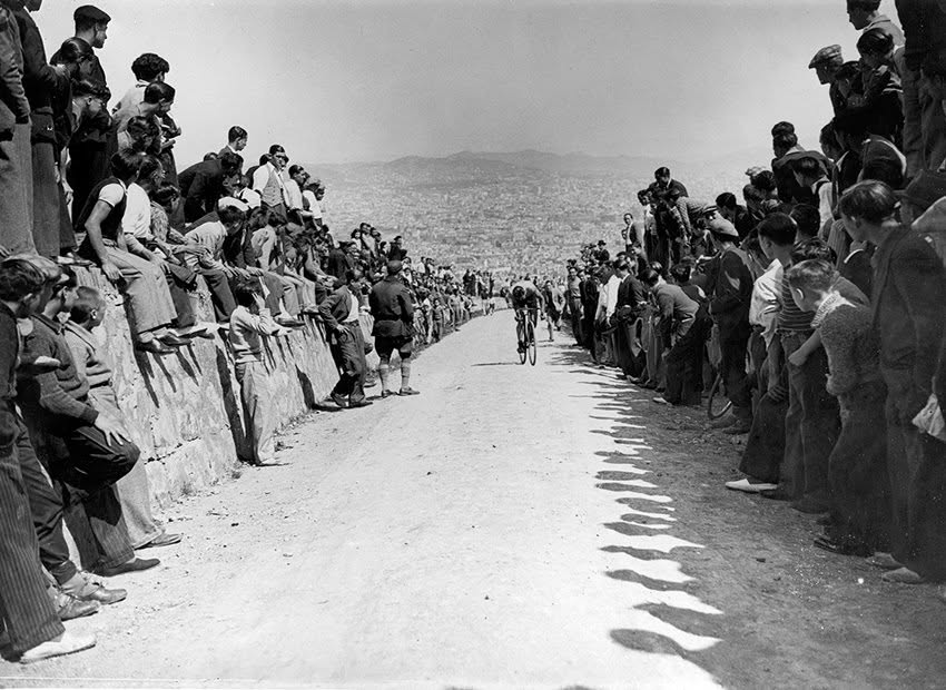 historiesdebcn's tweet photo. Pujada ciclista a Montjuïc (1935)

📷 Pérez de Rozas / AFB https://t.co/ZNUyrdg2kv