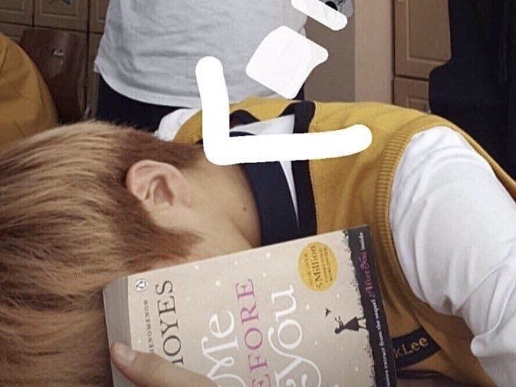 kko_rnark's tweet photo. 아니 잠시만… 이 사진 뭐야? 이거마크라고?
책으로 얼굴가리면서 자고 있는.. 책상에 얼굴박고 자고있는 저 동그라미가 마크라고? 아 마크님진짜로…ㅠ https://t.co/kPbY7Athib