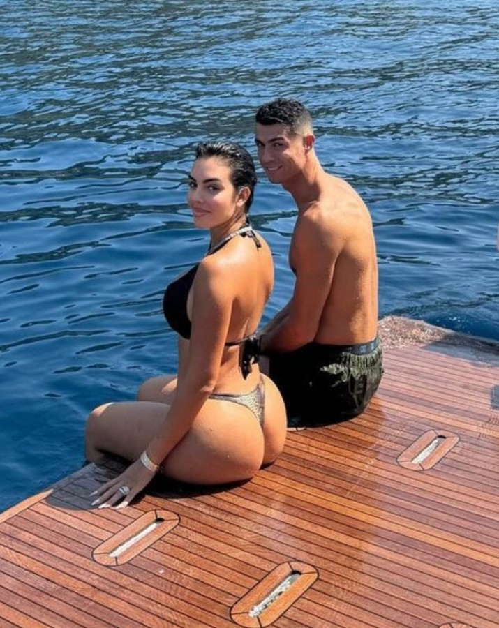 yirmiucderece's tweet photo. Cristiano Ronaldo'nun nişanlısı Georgina Rodríguez'in arkadaşlarıyla eğlendiği o anlar! 

Lüks yaşantısı ve tarzıyla her zaman dikkat çeken Georgina, bu kez arkadaş grubuyla yaptığı dans şovuyla sosyal medyayı salladı. https://t.co/GadrkXewNy