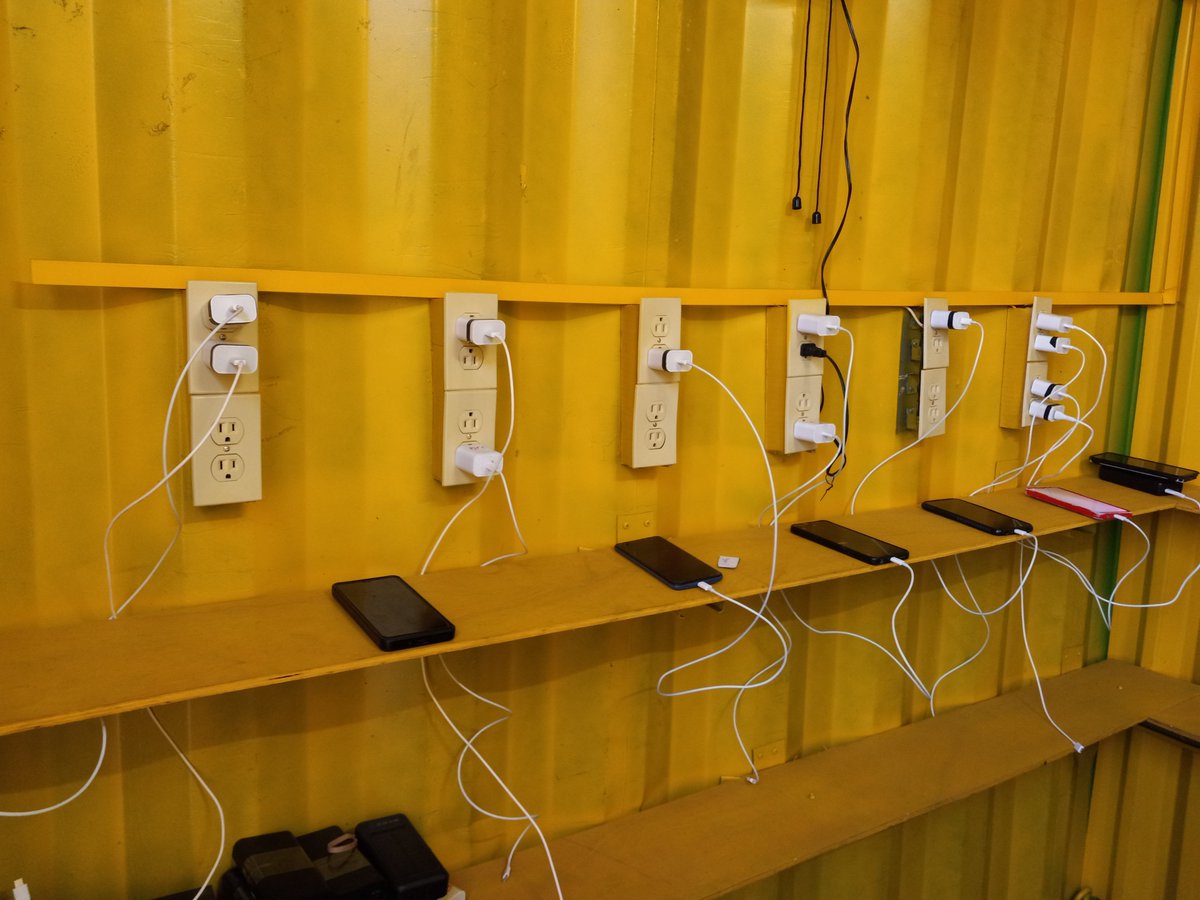 yoeaberob1's tweet photo. El centro de carga y servicios de #Imías ya va mostrando sus beneficios. Esta modalidad con el uso de energía solar, ha ampliado su servicio de electrificación a la plaza de Jesús Lores y el impacto positivo en la población es visible.
#MiMoncadaEsLaPatria
#GuantánamoNoSeDetiene https://t.co/qCOmKbKPi0