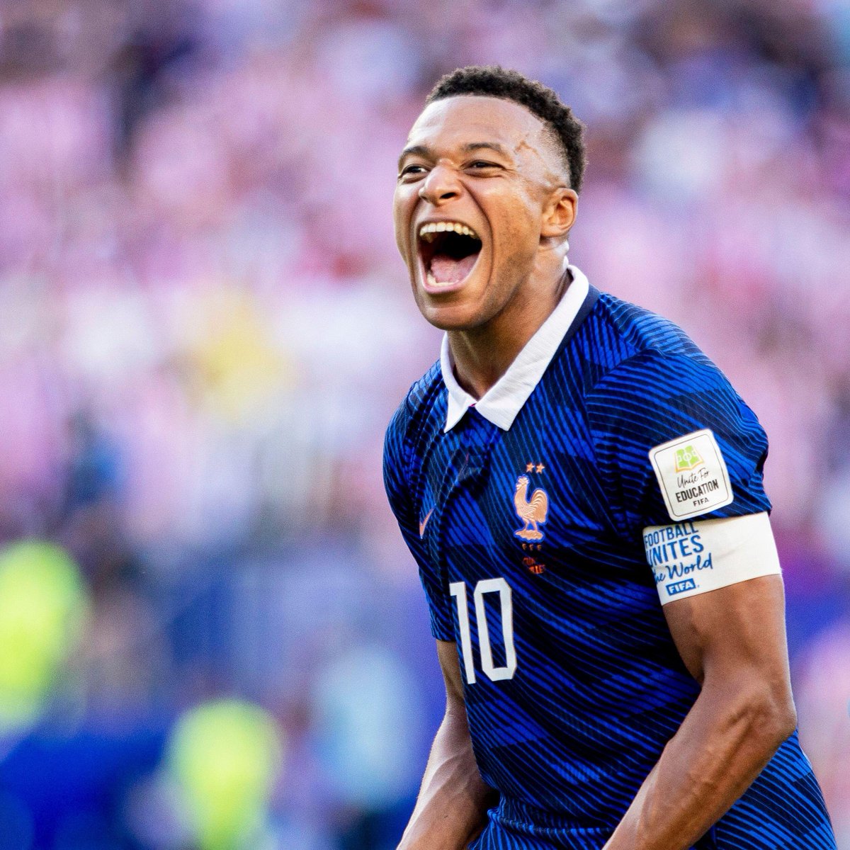 ActuL1_'s tweet photo. 🚨🚨🚨 KYLIAN MBAPPÉ 🇫🇷 RÉPOND SÈCHEMENT À LA SÉNATRICE PARAGUAYENNE ! 😤😤

Celeste Amarilla 🇵🇾 avait tenu des propos racistes visant Kylian Mbappé et l'avait écrit comme :

« 𝗨𝗻 𝗖𝗮𝗺𝗲𝗿𝗼𝘂𝗻𝗮𝗶𝘀 𝗰𝗼𝗹𝗼𝗻𝗶𝘀𝗲́ 𝗾𝘂𝗶 𝘁𝗲́𝘁𝗮𝗶𝘁 𝗱𝗲𝘀 𝗻𝗼𝗶𝘅 𝗱𝗲 𝗰𝗼𝗰𝗼 »

🗣️ La réponse de Kylian Mbappé :

« Madame Celeste Amarilla, 

Vous êtes une femme méprisable et indigne de sa fonction. 

Vous ne représentez pas le Paraguay, ce pays qui a transpiré la passion et l’honneur tout au long de la compétition. Par votre inconscience et votre racisme décomplexé, le monde entier a déjà oublié le parcours et l’effort historique que vos joueurs ont réalisés durant cette coupe du monde pour laisser place à une dame incompétente donnant la pire image possible de son pays. 

Je ne laisserai jamais aux gens comme elle, la liberté de laisser propager leur haine et leur racisme à travers le monde. »

LES TERMES KYLIAN 👏👏👏

(@KMbappe)