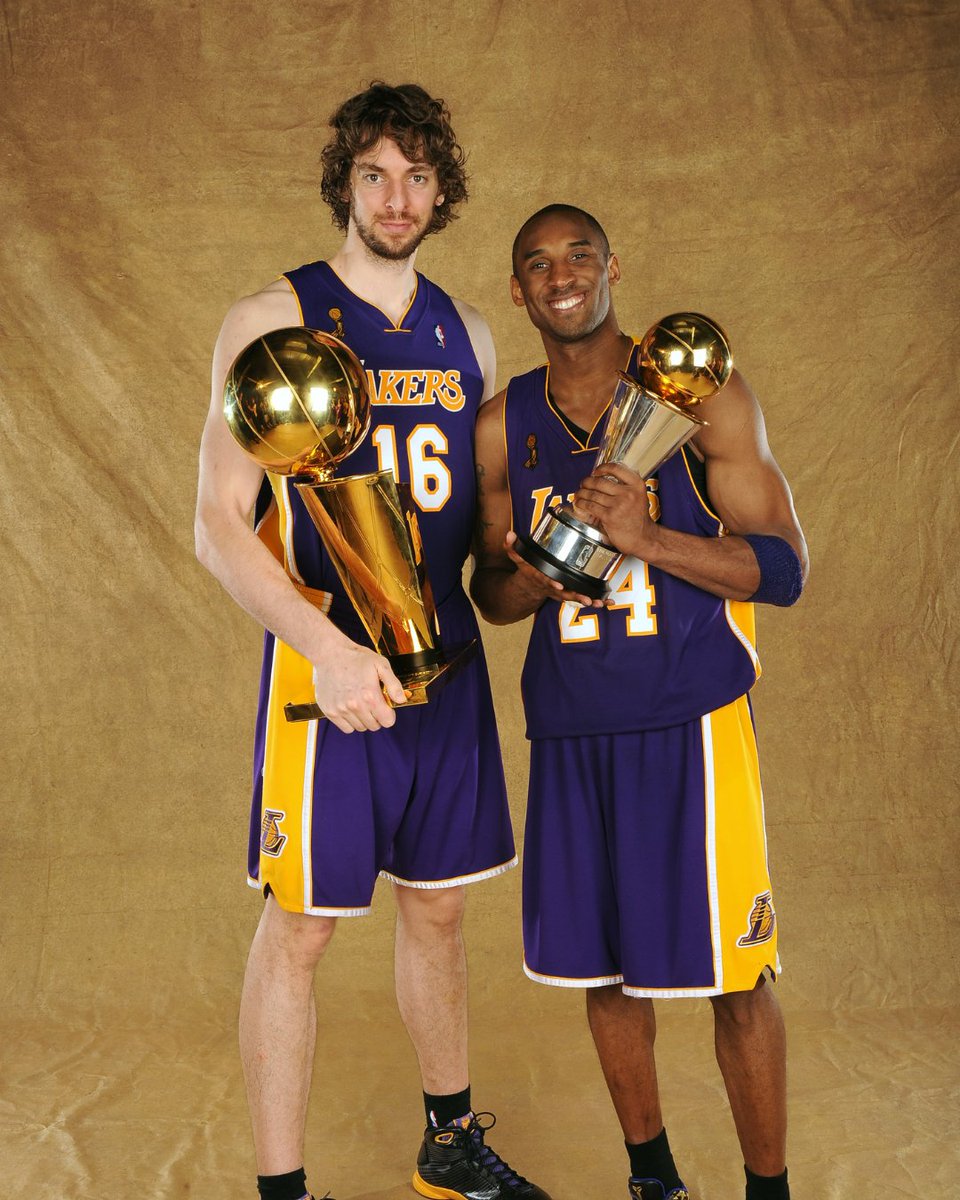 NBABrasil's tweet photo. QUE DUPLA! 🤩💜💛Pau Gasol e Kobe Bryant marcaram época nos Lakers e conquistaram a NBA juntos. Bateu a saudade dessa parceria? 👀🏆
#NBABDay https://t.co/TBII9vIArV