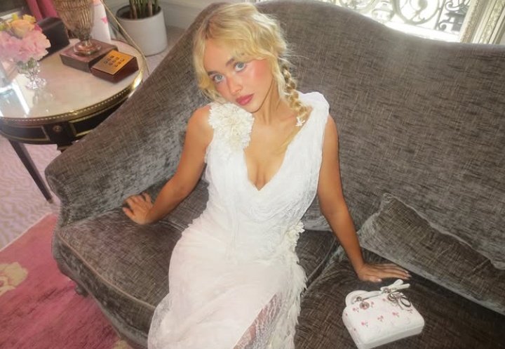 Goatbrinafiles's tweet photo. Her cute face and dress omg she looks stunning https://t.co/qbme8NXa4b