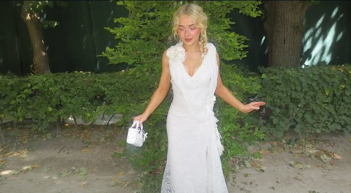 Goatbrinafiles's tweet photo. Her cute face and dress omg she looks stunning https://t.co/qbme8NXa4b