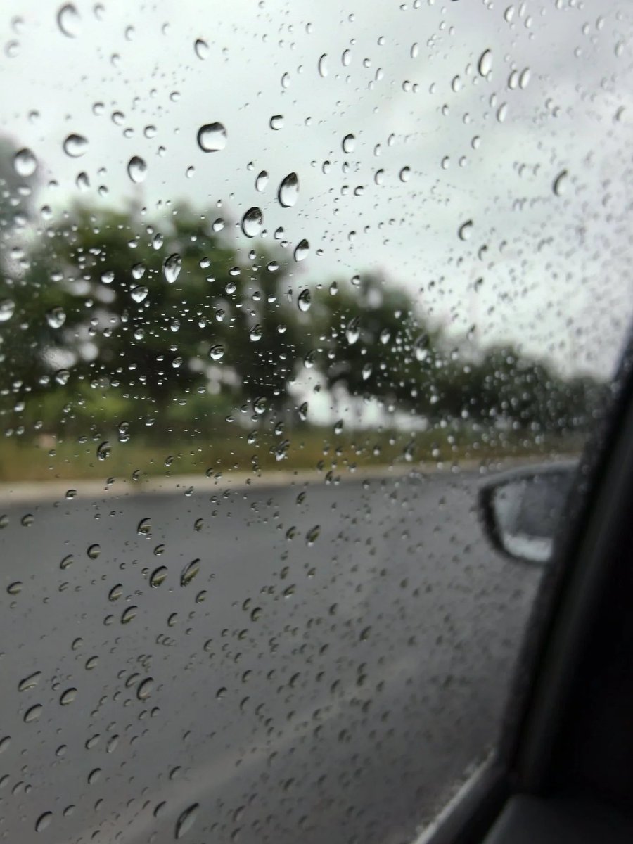 fwhhvf's tweet photo. Sitting in the car watching the rain outside, perfect for spacing out. Even though the weather is being emo, it won't stop me from ordering a giant iced milk tea today. https://t.co/sZ9tWe61uf
