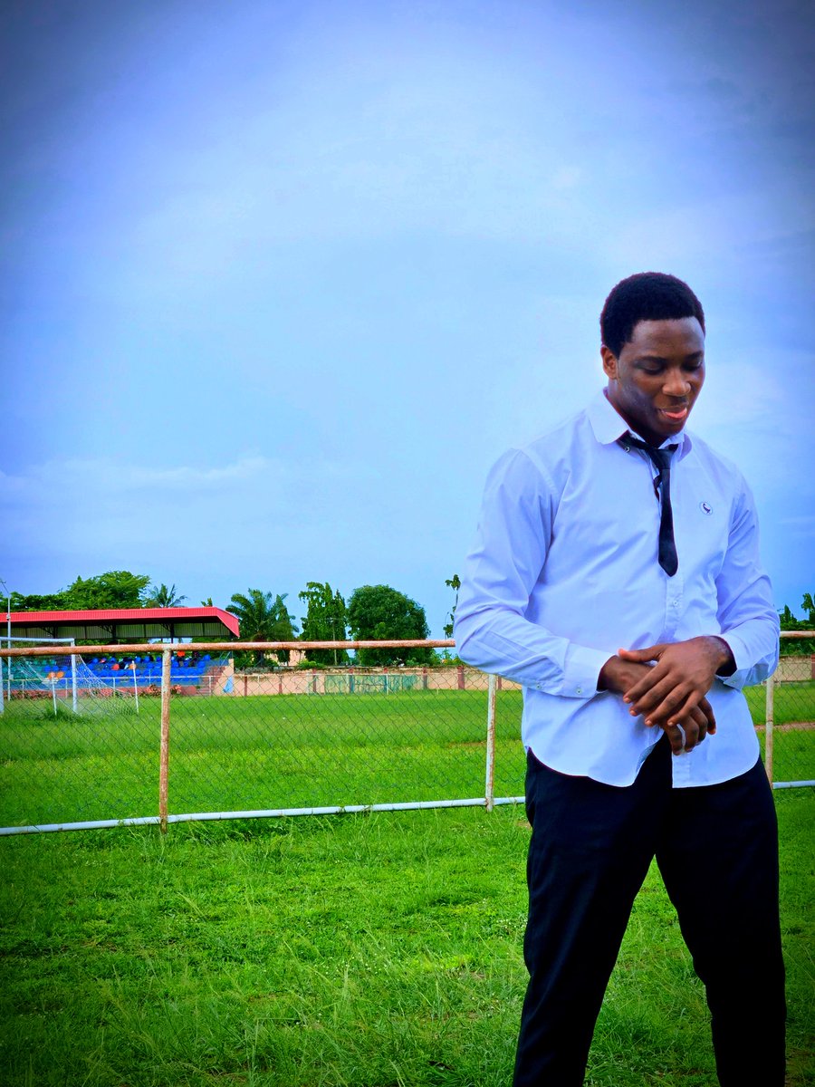 officialgee_exx's tweet photo. POSES 0F ME from my song official video #GOLOW. https://t.co/0Mb7usuULH