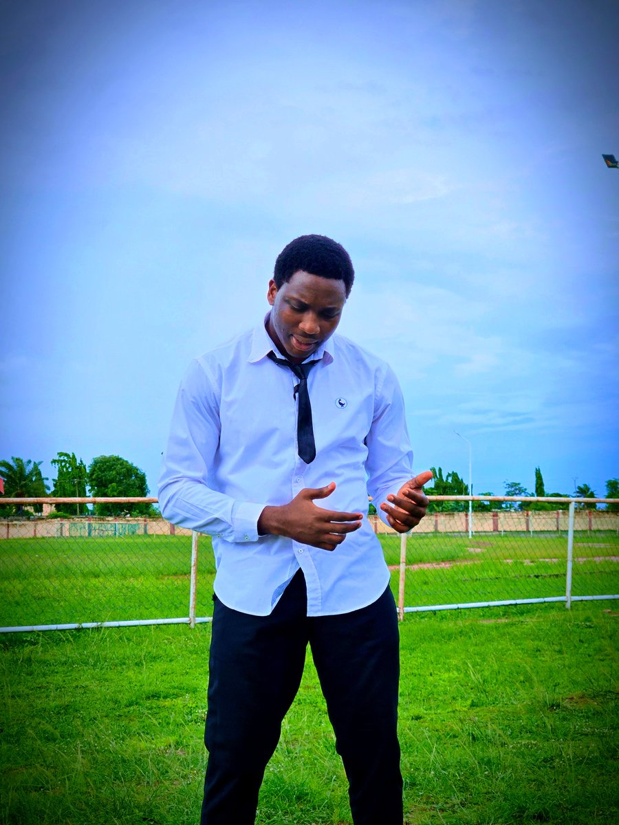 officialgee_exx's tweet photo. POSES 0F ME from my song official video #GOLOW. https://t.co/0Mb7usuULH