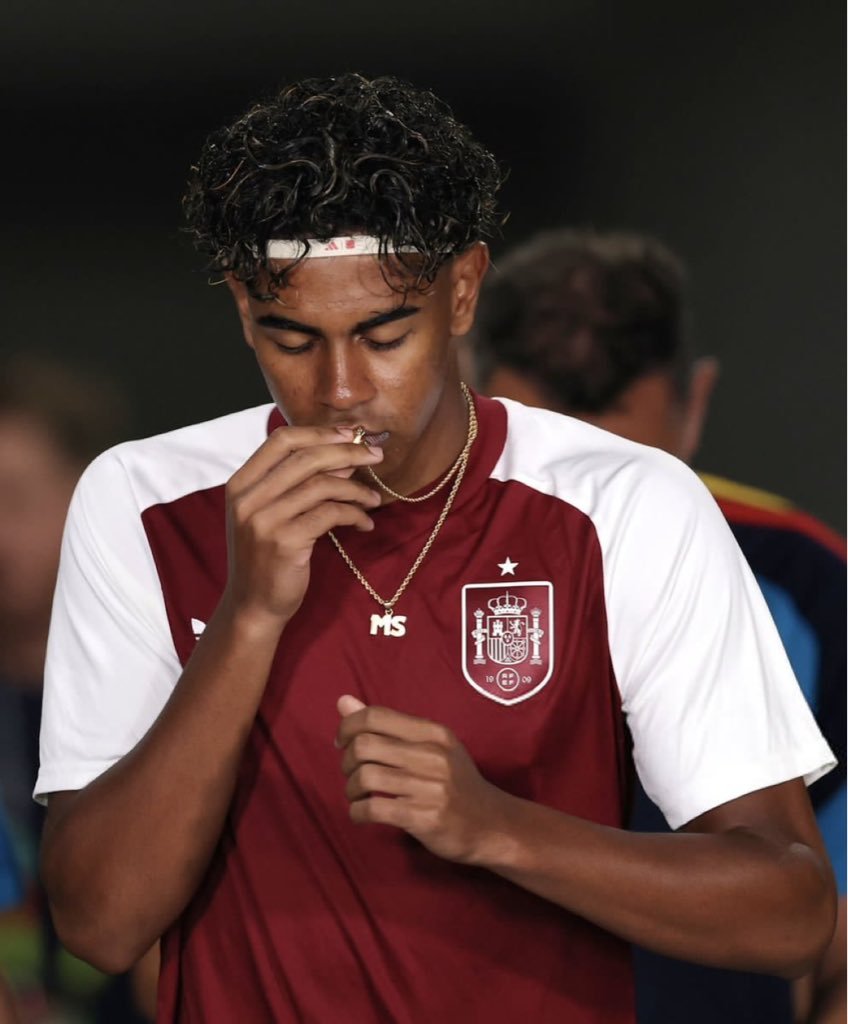 Agneta_mcoast's tweet photo. 🚨 𝗡𝗘𝗪: Lamine Yamal kissing his necklace before entering the pitch! 🇪🇸💫

The Spanish wonderkid showing his pre-match ritual as he prepares for action. Focus mode fully activated 🔥

What do you think the necklace represents? Faith, family or good luck? 

#LamineYamal #Spain https://t.co/u94Bqzg6Ub