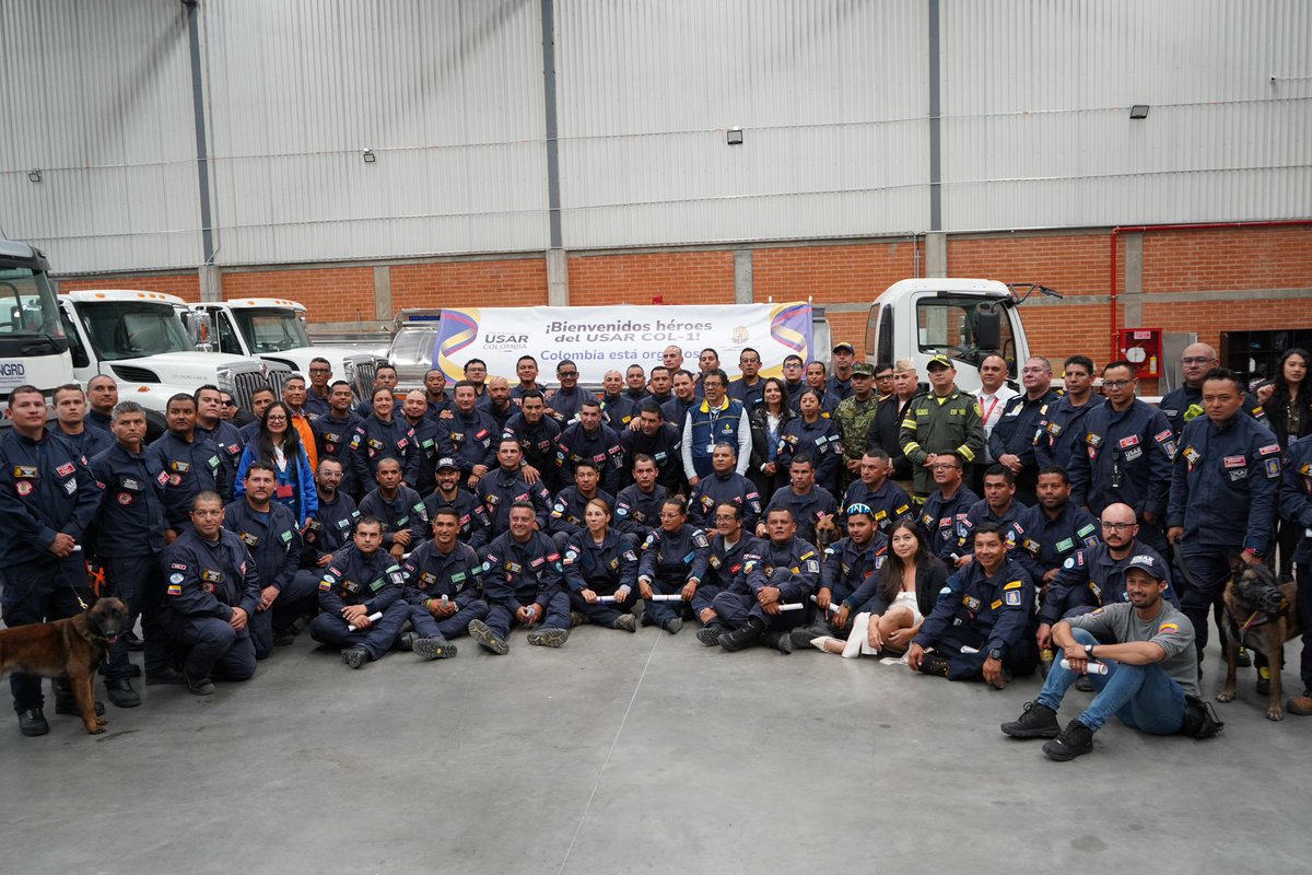 PaulaXHenaoE's tweet photo. Nuestros 11 bomberos y Dastan regresaron a casa, luego de 10 días de intenso trabajo. Hoy, recibieron un reconocimiento, que resalta su valentía e incansable labor en Venezuela. 

Felicitamos a todos los integrantes del equipo USAR COL 1, quienes dejaron en alto el nombre del país. Gracias por su trabajo y su entrega incondicional.