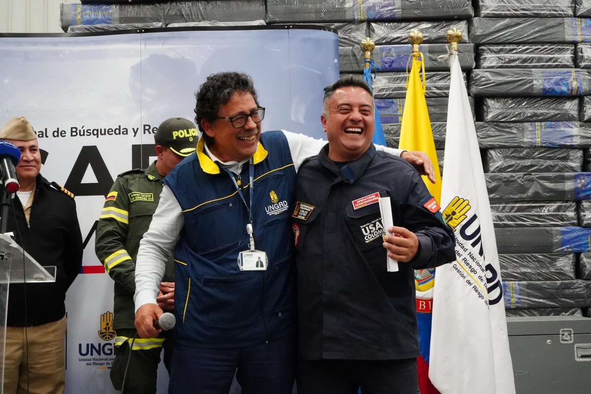 PaulaXHenaoE's tweet photo. Nuestros 11 bomberos y Dastan regresaron a casa, luego de 10 días de intenso trabajo. Hoy, recibieron un reconocimiento, que resalta su valentía e incansable labor en Venezuela. 

Felicitamos a todos los integrantes del equipo USAR COL 1, quienes dejaron en alto el nombre del país. Gracias por su trabajo y su entrega incondicional.