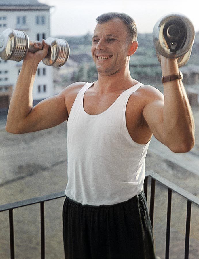 PicturesUssr's tweet photo. Yuri Gagarin does his morning exercises in Star City, 1963. https://t.co/ebLYvbu38F