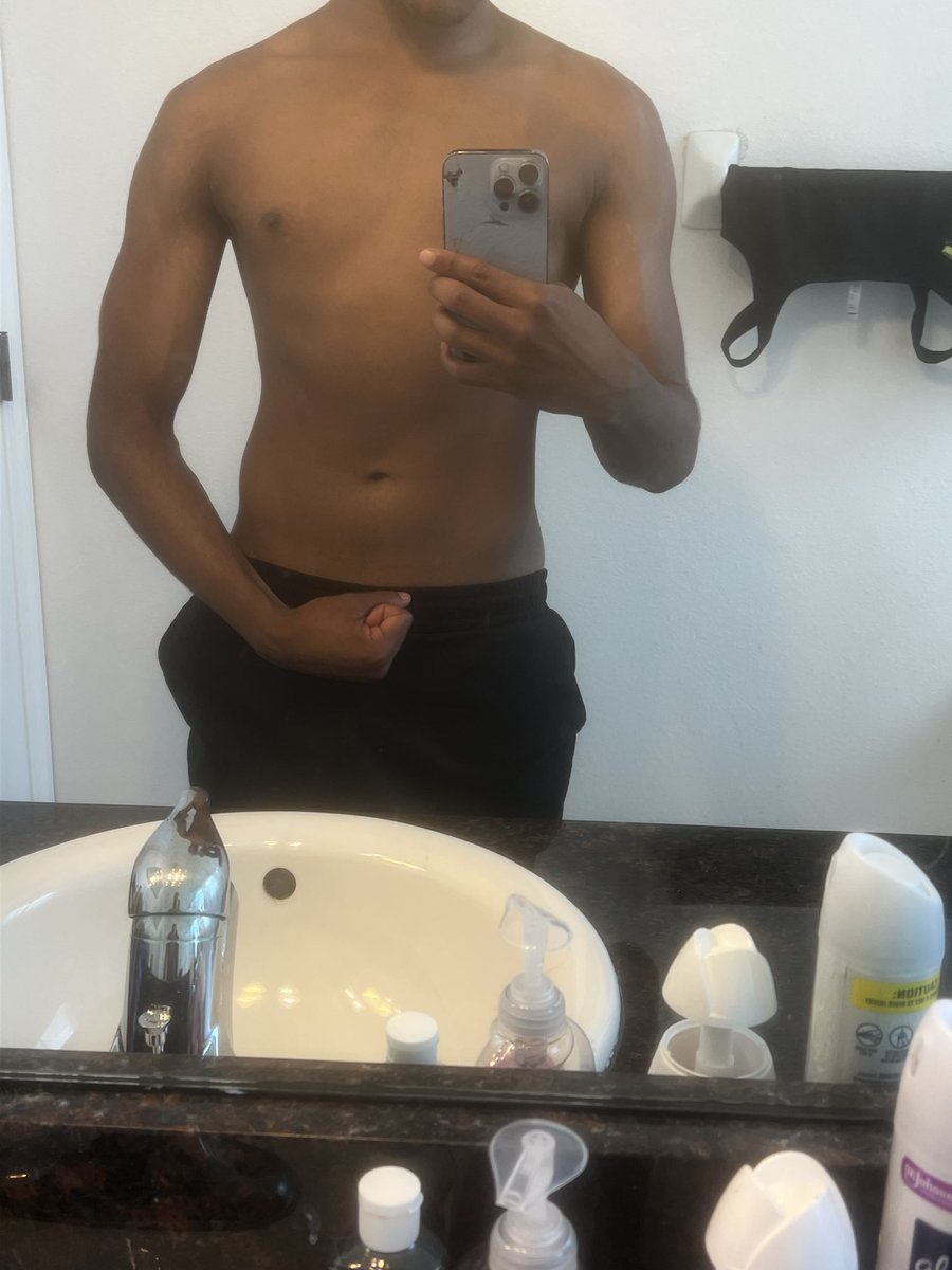 trxypxray's tweet photo. jus finished a workout who’s takin a wiff https://t.co/q7xuvRxTp3