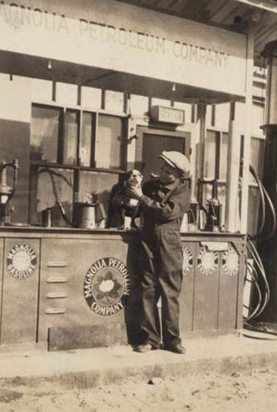 JWH1895's tweet photo. I stumbled upon a photo taken in 1930 of a Magnolia Petroleum Company station in Albuquerque, New Mexico. 
It clearly shows the emblem of the company with a single magnolia blossom in the center.
#OldGasStations https://t.co/PzWpkpKsuT