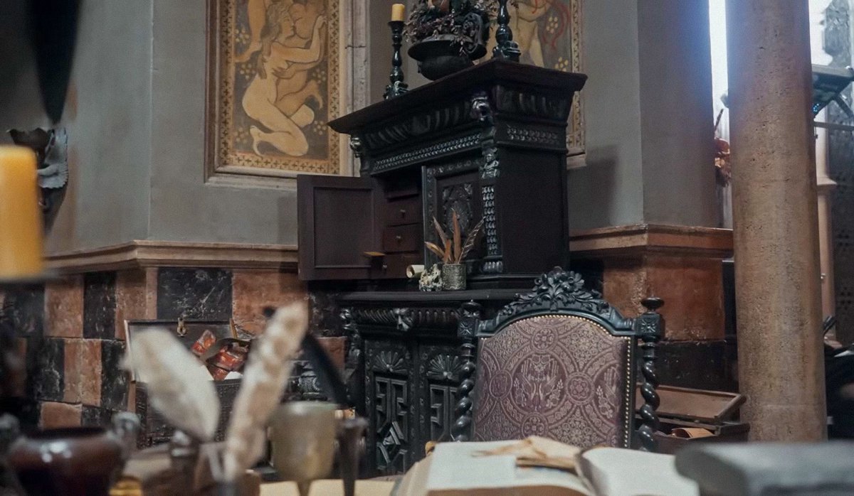 rhaenyraupdates's tweet photo. “Rhaenyra’s chambers were formerly her father’s. This is a psychic obstacle, her father’s bed, it is the phantasm of the season… For Rhaenyra, from it, looms a shadow of his tenure.” (Via Emma D’Arcy, Architectural Digest)

— Glimpses of Rhaenyra’s new room, the King’s Chamber. https://t.co/ZDLYFFBHgC