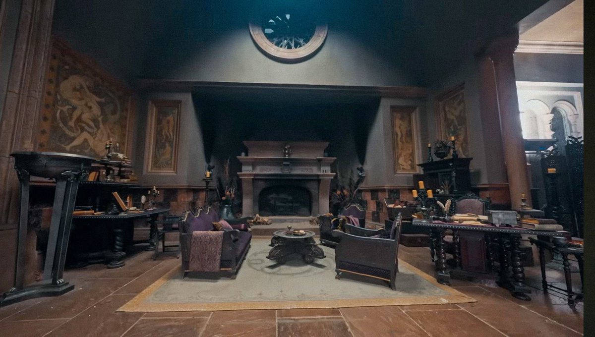 rhaenyraupdates's tweet photo. “Rhaenyra’s chambers were formerly her father’s. This is a psychic obstacle, her father’s bed, it is the phantasm of the season… For Rhaenyra, from it, looms a shadow of his tenure.” (Via Emma D’Arcy, Architectural Digest)

— Glimpses of Rhaenyra’s new room, the King’s Chamber. https://t.co/ZDLYFFBHgC
