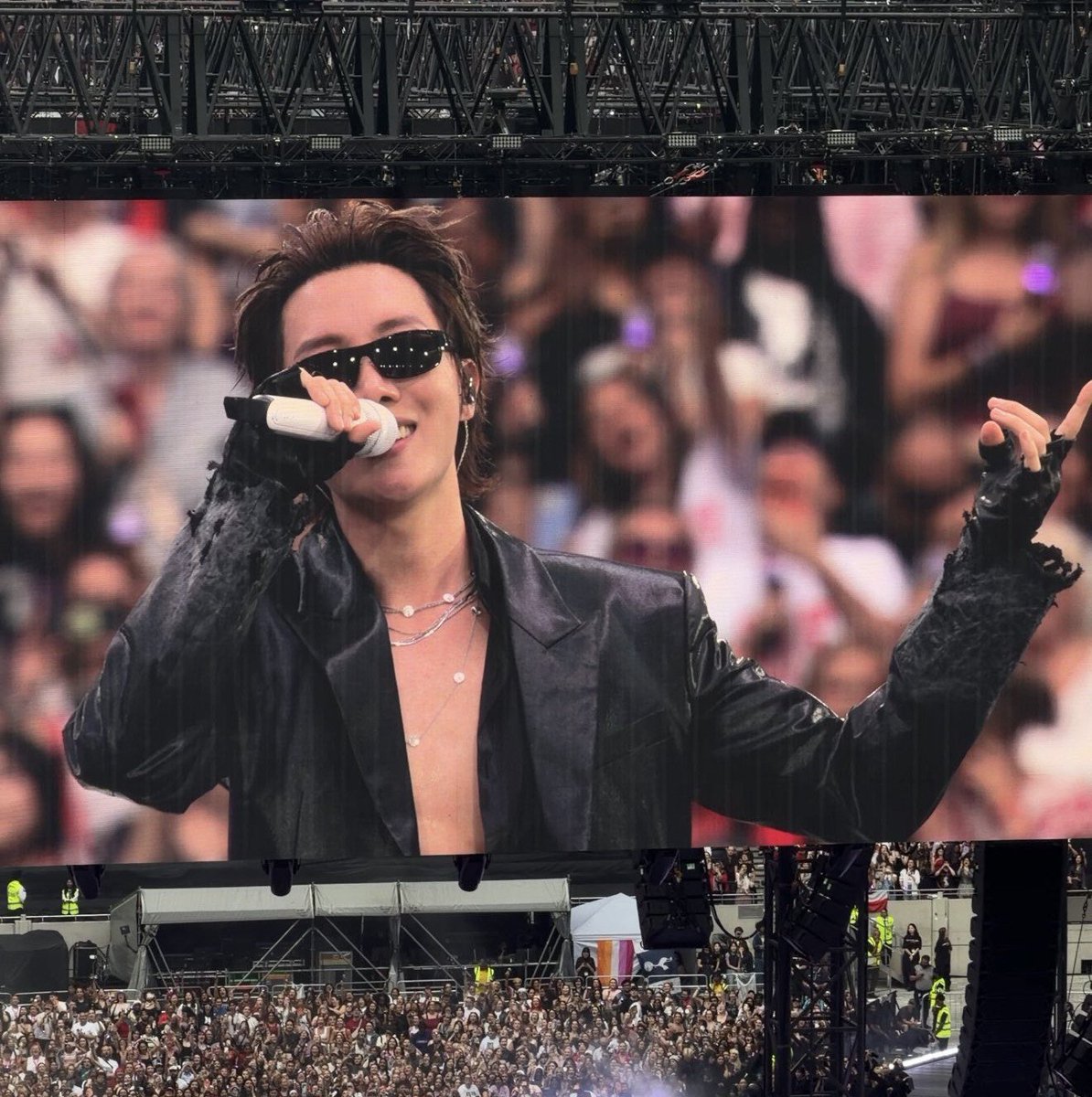vjoonism's tweet photo. JUNG HOSEOK YOU CRAZY ASS MAN. https://t.co/Zk8q2PCmzT