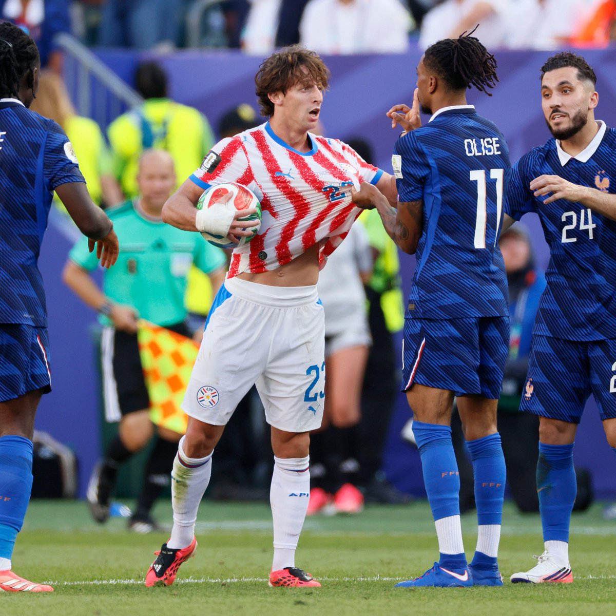 _BeFootball's tweet photo. 🚨 LE STAFF ET LES JOUEURS DES BLEUS DÉNONCENT L’ARBITRAGE FACE AU PARAGUAY ! 🇫🇷🇵🇾

Coups non sanctionnés, provocations, zéro carton jaune pour le Paraguay malgré une rencontre très engagée…

En interne, le staff estime que les Bleus ont manqué de protection et s’interroge sur l’arbitrage. ⚖️

Bradley Barcola a confié n’avoir « 𝗷𝗮𝗺𝗮𝗶𝘀 𝗷𝗼𝘂𝗲́ 𝘂𝗻 𝗺𝗮𝘁𝗰𝗵 𝗮𝘃𝗲𝗰 𝗮𝘂𝘁𝗮𝗻𝘁 𝗱𝗲 𝗰𝗼𝘂𝗽𝘀 », tandis que Rayan Cherki a regretté « 𝟯𝟬 𝗼𝘂 𝟰𝟬 𝗳𝗮𝘂𝘁𝗲𝘀 𝗲𝘁 𝘇𝗲́𝗿𝗼 𝗰𝗮𝗿𝘁𝗼𝗻 𝗷𝗮𝘂𝗻𝗲 ».

Certains joueurs ont même revisionné les actions après la rencontre, encore choqués par plusieurs fautes non sanctionnées. 😳

Enfin, des interrogations émergent également sur le poids actuel de la FFF auprès de la FIFA, jugé moins important qu’à l’époque de Noël Le Graët.

(@RMCsport)
