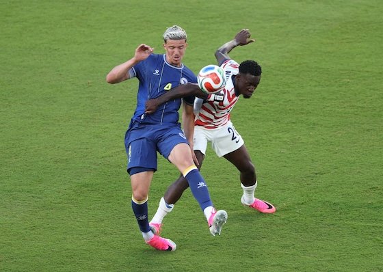 VancouvNL's tweet photo. @TruthTrumpPost ROOD omdat: Balogun raakt de enkel héél hard (kwetsbaar gebied), van boven mét noppen; speelt níet de bal - opzet! Dit creëert blessurerisico → volgens FIFA = “in gevaar brengen van veiligheid”. Intentie telt minder dan risico → dus serious foul play = ROOD!
FIFA + Trump bah! https://t.co/UCg8icRrUv