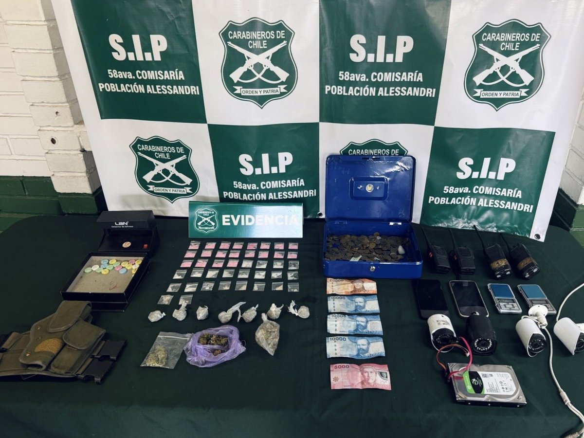 CarabPrCentral's tweet photo. #EstacionCentral: Personal SIP de la 58º Comisaría Población Alessandri, mientras se encontraban realizando patrullajes preventivos por el sector, logran la detención de 03 sujetos por el delito de tráfico de drogas y 01 sujeto con orden vigente.
#OrdenySeguridad 🚨🚔💪🏻 https://t.co/dHtqGXg1tK