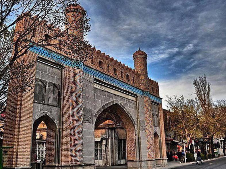Yusufsaladin22's tweet photo. Tebriz'de Kürt Necef Kulu Han'ın yaptırdığı burç.

1780 depreminden sonra yeniden kurulan Tebriz’in en önemli savunma ve şehircilik projelerinden biri olan Tebriz Burçu (Necefkulu Han Burçu), Necefkulu Han Dünbülî tarafından inşa ettirildi. Günümüze bütünüyle ulaşmasa da eski şehir kapıları, mahalle sınırları ve Tebriz’in şehir hafızasında izlerini korumaktadır. Kaynaklarda Surhab, Bağmişe, Hıyavan, Nevber, Miyar-Miyar, Gecil, İstanbul, Deveci ve Veycuye kapıları bu sur sisteminin parçaları olarak anılır.

---

One of the most significant urban planning and defensive projects of Tabriz after the 1780 earthquake, the Tabriz Ramparts (also known as the Necef Kulu Khan Ramparts) were commissioned by Necef Kulu Khan Dunbuli. Although the fortifications have not survived intact, they remain embedded in the city’s historic gates, neighborhood boundaries, and collective memory. Historical sources mention the gates of Surhab, Baghmisheh, Khiyavan, Nowbar, Miyar-Miyar, Gechil, Istanbul, Deveci, and Veycuye as parts of this defensive system.