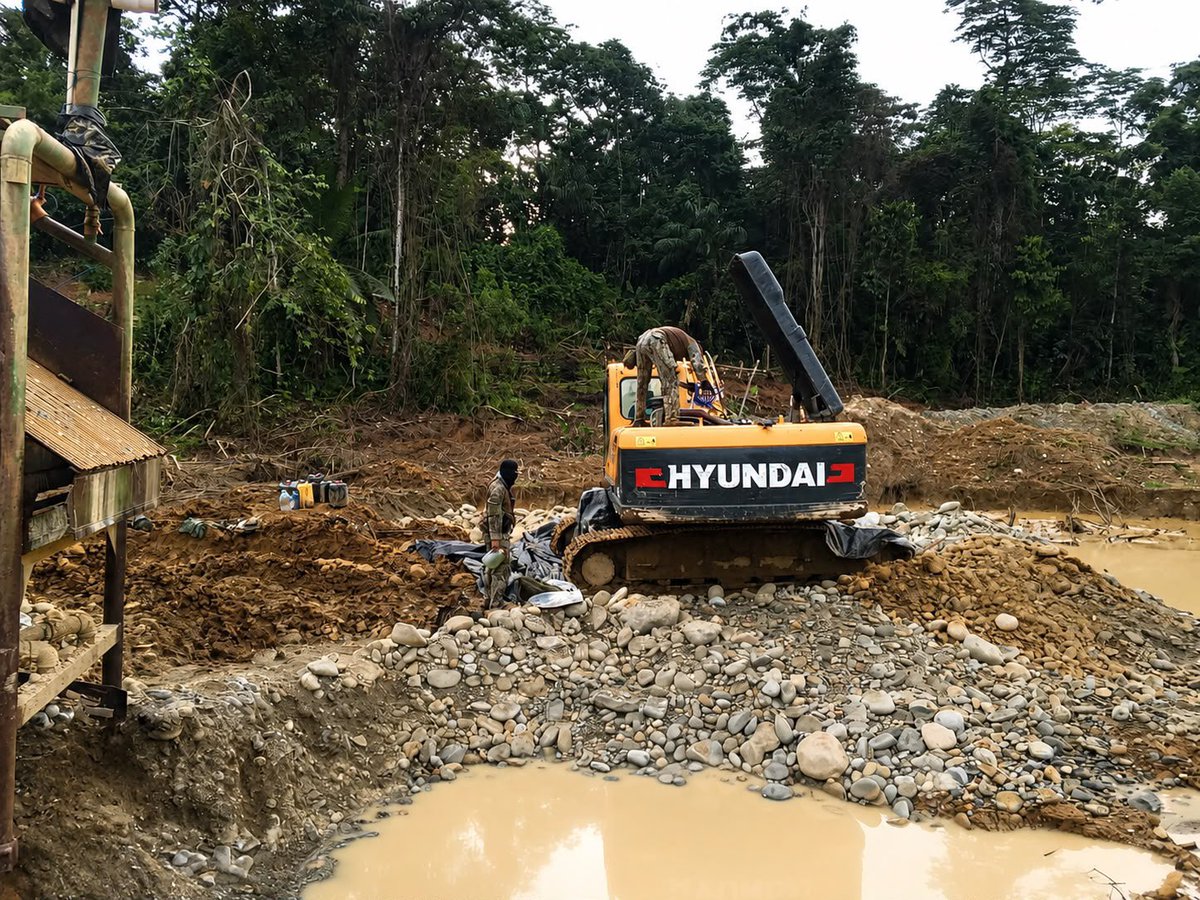 armada_ecuador's tweet photo. OPERACIÓN MILITAR INHABILITÓ MAQUINARIA PRESUNTAMENTE UTILIZADA PARA MINERÍA ILEGAL

#Esmeraldas | Las Fuerzas Armadas, a través de la Armada del Ecuador, con personal y medios del Batallón de Infantería de Marina N.° 11 “San Lorenzo”, ejecutaron una operación militar en el sector Concepción, cantón San Lorenzo, orientada a combatir actividades de minería ilegal en la frontera norte.

Durante la operación, mediante el empleo de medios tecnológicos de reconocimiento, se localizó e intervino un frente presuntamente utilizado para minería ilegal, donde se inhabilitó maquinaria empleada para estas actividades ilícitas.

Resultados de la operación:
• 01 retroexcavadora inhabilitada.
• 01 clasificadora inhabilitada.

La maquinaria fue inhabilitada mediante procedimientos técnicos controlados, ejecutados por personal especializado, conforme a los protocolos de seguridad correspondientes.

Estas acciones forman parte de las operaciones permanentes que ejecutan las Fuerzas Armadas para combatir las economías ilícitas, proteger los recursos naturales y fortalecer la seguridad en la frontera norte.

#YoSoyNaval
#SiempreARumbo