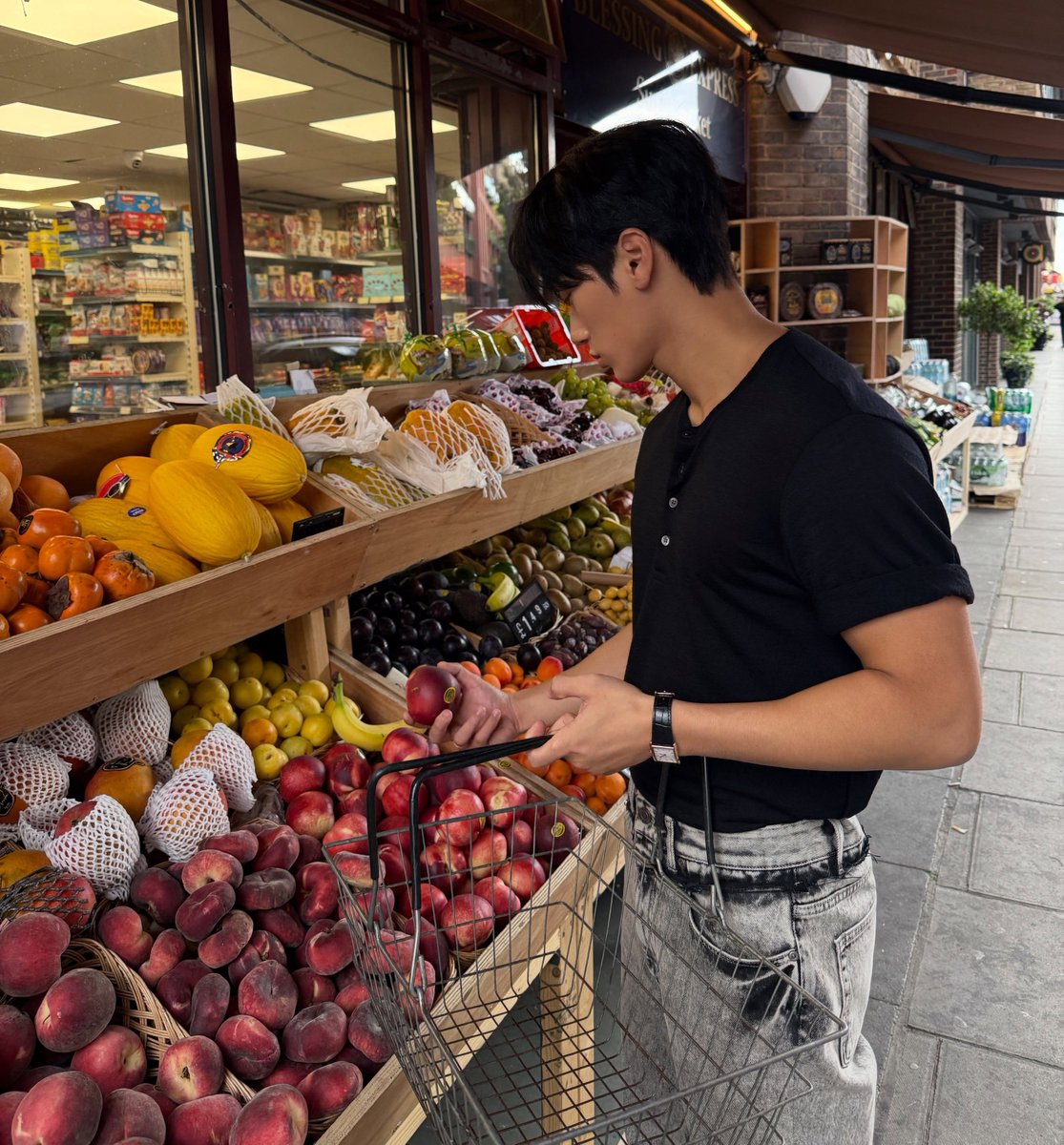 nabletiny's tweet photo. pov: grocery shopping with husband https://t.co/Ty1XVwRvHN