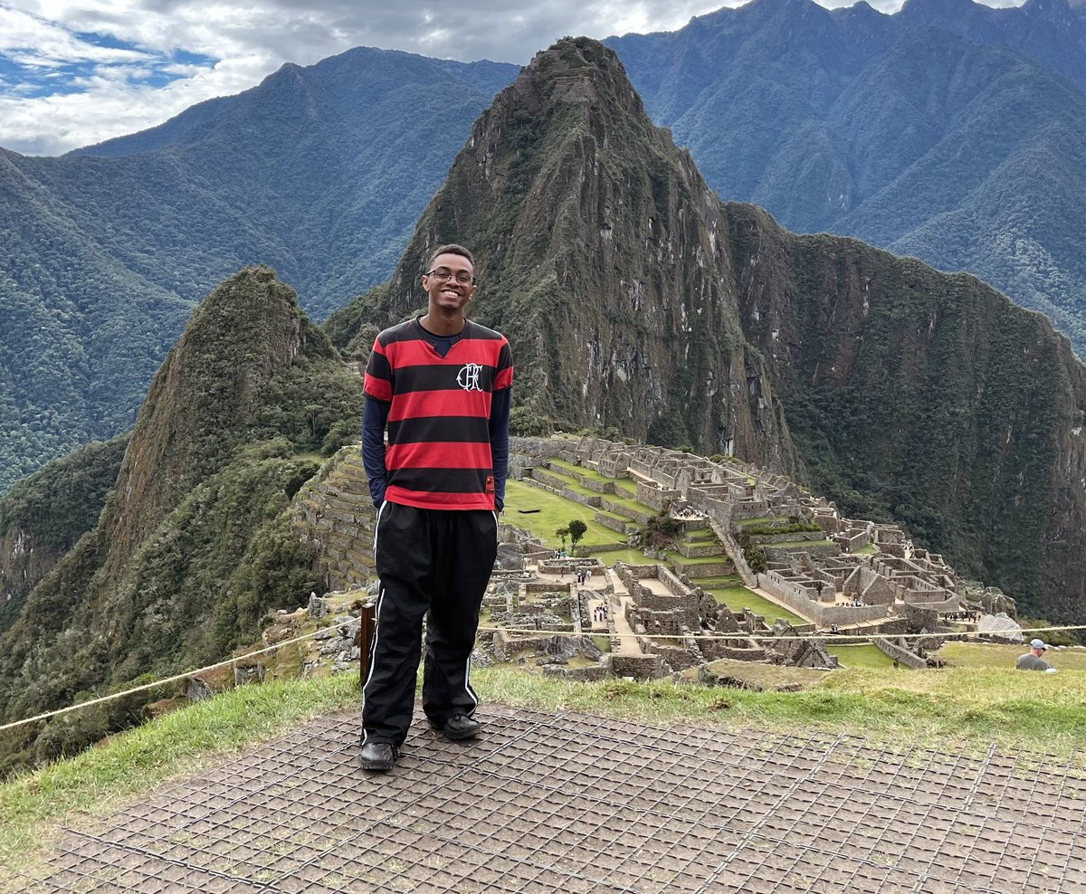 yanscavila's tweet photo. eu quando sou o primeiro homem gay negro bisexual niteroiense flamenguista twitteiro chamado yan a pisar em macchu pichu https://t.co/ZJuqG62fF5