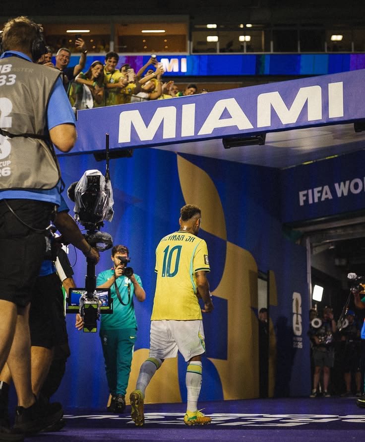 debateydebate's tweet photo. Quero tentar, da forma mais sóbria possível, falar sobre o Neymar.

Apesar de ser óbvio o seu tamanho midiático, nunca vi um extremismo tão grande entre as opiniões desde Lula x Bolsonaro.

Parece que ou o Neymar foi o maior culpado de todos os anos de fracasso do Brasil, ou ele foi um herói injustiçado e coitado que a Seleção falhou em tornar um vencedor;

Falando do mais recente, é INACREDITÁVEL o Neymar acabar a trajetória dele na Seleção dando risada contra o goleiro da Noruega, perdendo o jogo por 2 a 0 e sem tempo pra atacar. Um descolamento completo da realidade, que foi comum na relação Neymar-torcida, principalmente fora do campo;

Mas claro, ele passa LONGE de estar entre os maiores culpados da eliminação. Mas se tratando de Neymar, ele sempre vai ter um peso. A convocação já foi uma bagunça, será que era mesmo pra levar um jogador que apesar de histórico, foi LESIONADO para a Copa? Deixando João Pedro de fora?

Na minha opinião, o Neymar não foi bem ontem na bola, ganhou um pênalti de presente e converteu, ok, mas no jogo pouco ajudou, como era esperado pelo ritmo e condição dele hoje.

Aceitei a convocação dele pela questão anímica e acreditando no imponderável, mas no fim, o esperado aconteceu e ele não conseguiu ajudar;

Aí não dá pra entrar em qualquer rede social e se deparar com “você não merecia isso, Neymar”, “a Seleção e esse país nunca te mereceu”.

Quem não merece é o trabalhador que acorda cedo no outro dia, o Neymar também falhou em momentos com a Seleção, como todo jogador fez, ele não conseguiu (por azar ou capacidade), se manter fisicamente bem para essa Copa.

Dito isso, do outro lado do debate, tão falando como se o Neymar tivesse sido um NADA na Seleção e que é o símbolo da geração fracassada, e isso é extremamente injusto.

Não dá pra esquecer que o Neymar CARREGOU o Brasil por anos e anos, sendo o principal nome do time em praticamente todas as campanhas.

Sim, não ganhou título de “alto nível”, mas não vou fazer o revisionismo de ignorar a importância das Olimpíadas em 2016 e da Copa das Confederações em 2013, contra a Espanha campeã de Euro e da Copa;

Mesmo com o título da Copa América em 2019 sem ele, ninguém vai me convencer que o Brasil era melhor sem ele, só era um coletivo muito bem feito;

Não foi por sorte ou por enfrentar a Bolívia que o Neymar se tornou o maior artilheiro da história da Seleção Brasileira, ele quase sempre entregou com a Amarelinha, chamando a responsabilidade e tudo;

Acho surreal ler que o Neymar é menor na Seleção do que um Vampeta ou Capetinha da vida, é ignorar completamente contextos e ser parcial por uma antipatia (justa) criada contra ele;

Por fim, o debate de Neymar vai ser sempre sequestrado por narrativas extremistas, ou um gênio que é inocente de tudo, ou um comum que virou um fracassado.

Foi o melhor que eu vi jogar com a camisa da Seleção, mas foi decepcionante, e o pior de tudo, não surpreendente, ver como a trajetória dele acabou no Brasil.