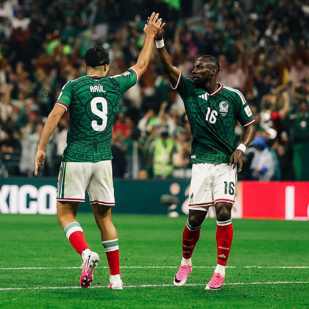 alan_jaredps's tweet photo. Estos dos enfermos me hicieron soñar como nunca, me da mucha tristeza que solamente los tuvimos este mundial y no habrá otro, ojalá en 4 años encontremos otro delantero como Raúl, no dimensionamos el delantero que es y ni hablar de la pantera el mejor naturalizado de la historia https://t.co/8orJWwtUtG