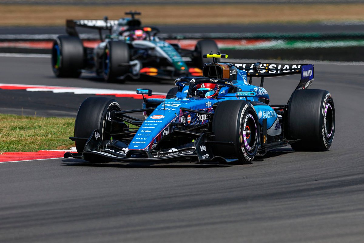 FormulaDirecta's tweet photo. 🚨 El nuevo chasis del Williams llegará finalmente en Bakú, aunque no será suficiente para luchar con los mejores de la zona media

👉 Se espera que las mejoras dejen el coche sin sobrepeso (+12 kg), y que mejore entre 0,4-0,5s.

👉 Algo está fallando en las previsiones y en las evoluciones, tal y como Sainz declaró en Silverstone.

🗣️ "Ahora mismo nada me dice que el paquete de Baku debería ser un gran paso adelante".

👉 "Porque si todo lo que hemos traído hasta ahora no está siendo un paso adelante, ¿por qué debería serlo el de Baku?"

[MARCA]

#F1